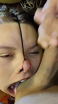 Cewek ini suka banget ngecrot spermaku sebagai masker wajahnya