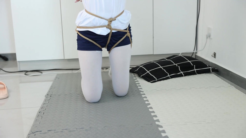 Cute girl bondage: La novia retiene y castiga el juego: sigue agachándote, y...