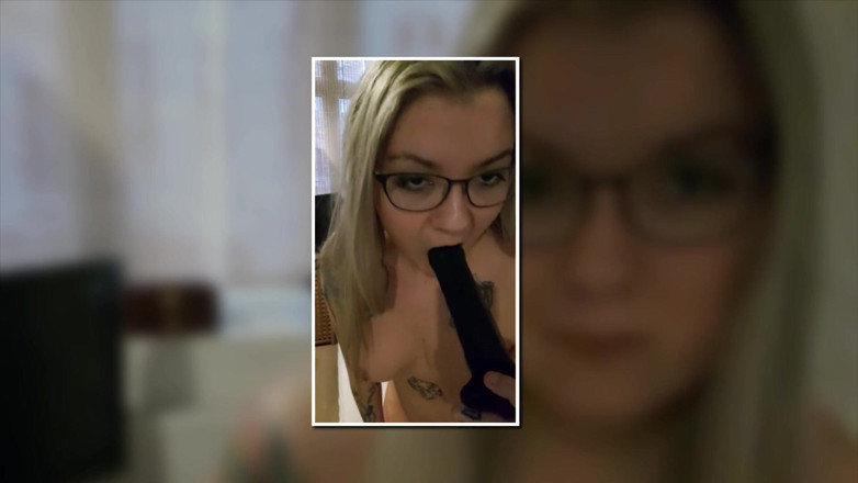 Mille Frost: Daneza Mille Frost se masturbează cu un vibrator negru