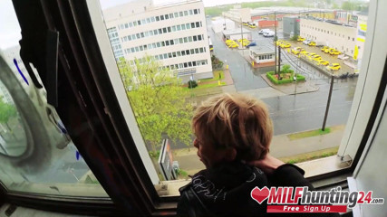 MILF Hunter 24: Łowca mamuśek kości chudej mamuśki w opuszczonym biurowcu