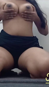 Güzel desi tombul Hintli Müslüman kız sana evde ıslak amıyla oynuyor en iyi parmaklama videosu