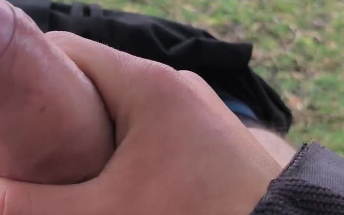 Charrterr: Mostrando la polla. Me masturbo al aire libre mientras una...