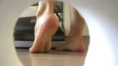 Manlyfoot: Plnění myčky nádobí barefeet - Manlyfoot