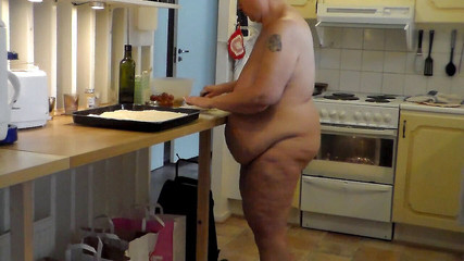 Sex hub couple: Jen je nahá a pečí