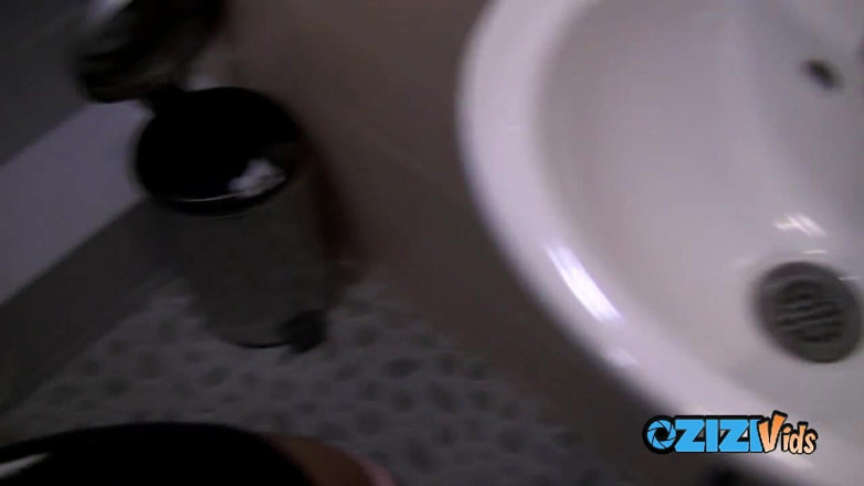 Zizi Vids: Rabo de loira faz um boquete depois de seu treino...