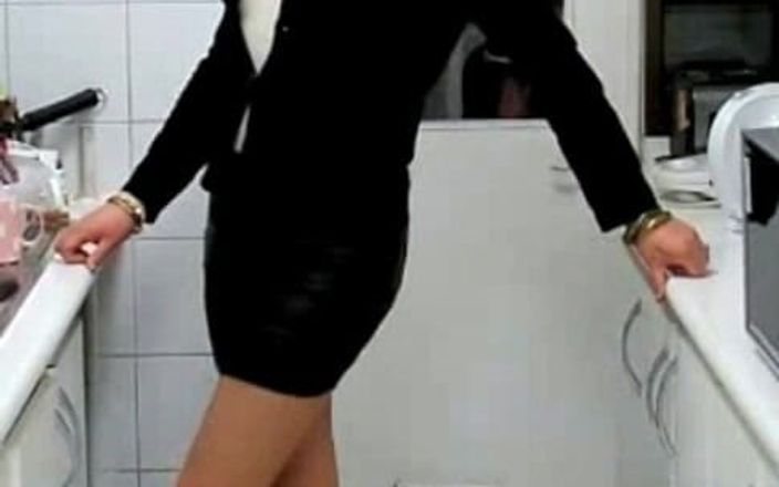 HectorChile1969: क्रॉसड्रेसर fernanda gomez किचन में अपने मिनीस्कर्ट पर कोशिश कर रही है