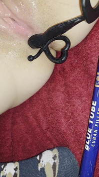 Ana Liz propt haar hongerige kontgaatje en rekt haar strakke kutje uit met haar vingers en komt de een na de ander klaar.