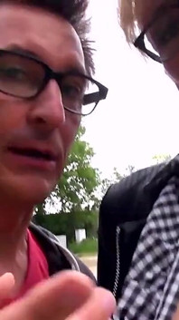 Dwie amatorskie cycate blondynki milf zerżnięte i cummed w ustach przez dwa ogromne kutasy