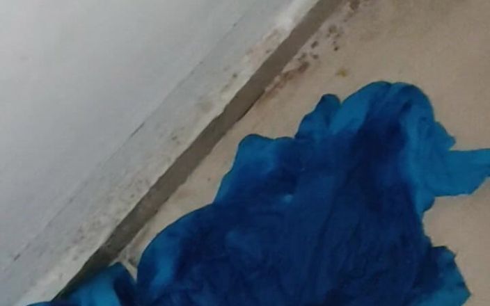 Satin and silky: Pissar på sjuksköterska kostym salwar i omklädningsrum (32)