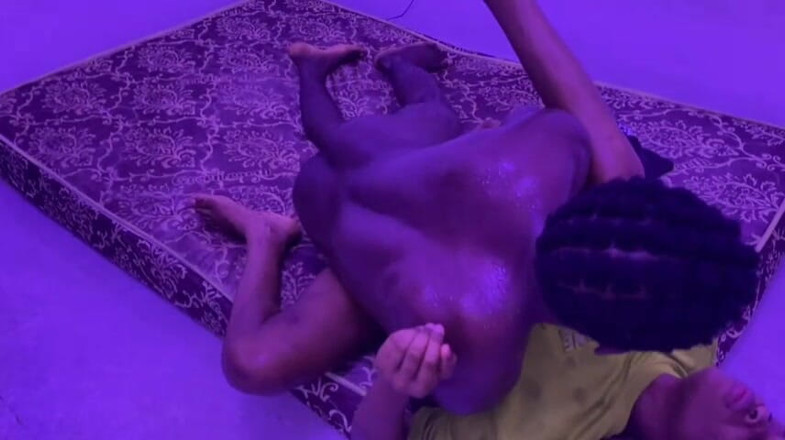 Horny Africans: Hamparan kaki kawan baik saya terbuka dan mengisi pepeknya dengan...