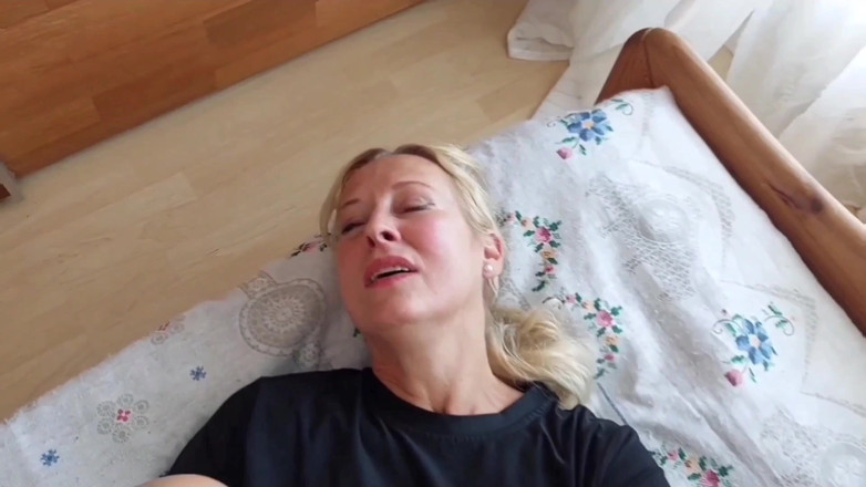 Selena701: Amateurblonde volwassen vrouw geniet van seks tussendoor