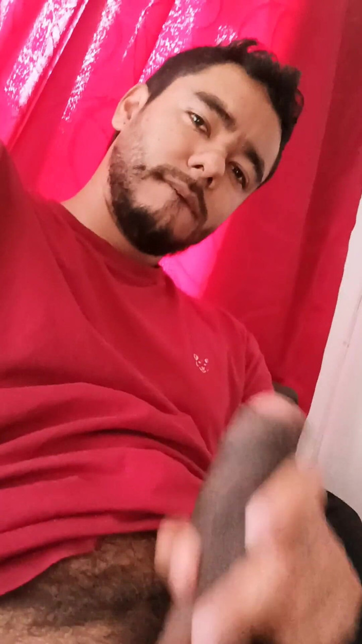 Tommhot: Étant seul à la maison, je me masturbe et éjacule sur le...
