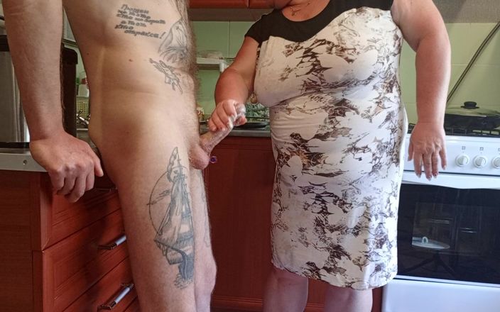 Zona901: Mi suegra vio mi polla y comenzó a ordeñarla hasta...
