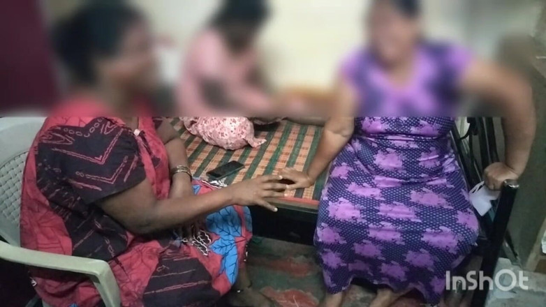 Tamil lesbian: 3명의 아줌마 핫한 토론