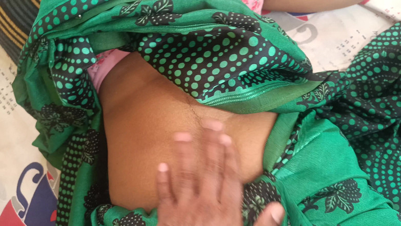 Apple baby: गृहिणी की चूत चाटना वायरल वीडियो