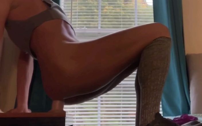 CindieLove: Chevauchage de gode profond sexy ! Une salope trans se fait...