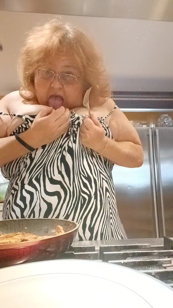 BBW nurse Vicki adventures with friends: Akşam yemeği için domuz pirsingi pişiriyorum ve pişirirken teşhir ediyorum