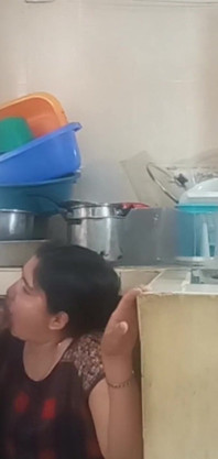 La domestica scopa e succhia quando mia moglie è distratta