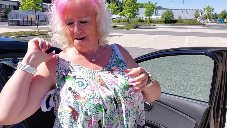 PureVicky66: Oma geil im auto!