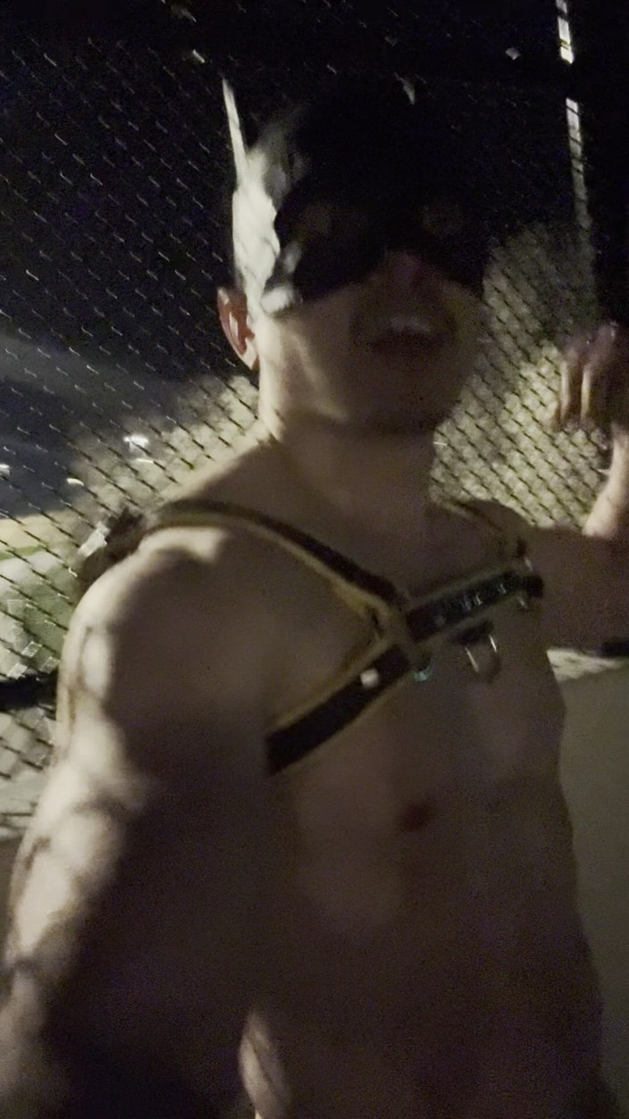 barenakedboy: Taquinage musclé de minuit : un mec asiatique fléchit son cul...