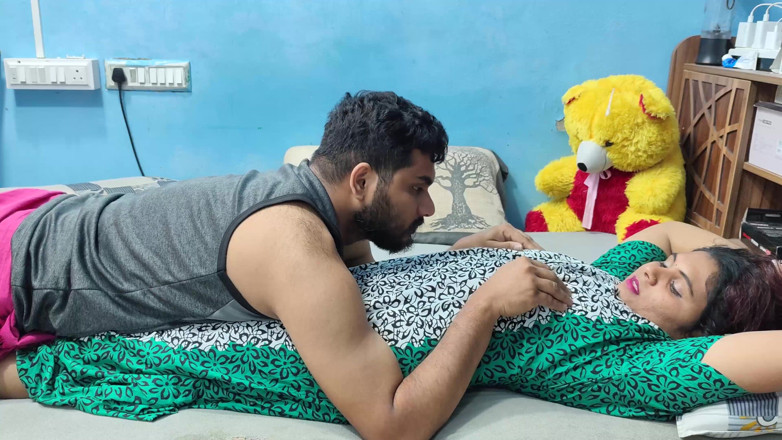 Vaigavarun Feet romance: Mallu esposa esfregando buceta e beijando com peitos press e...
