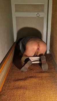 Chupando Consolador Y Masturbación Anal En Un Corredor