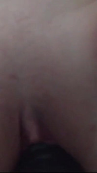 Esta enorme polla negra me hace chorrear como loca