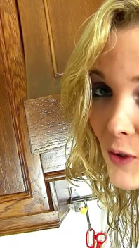 Stiefbrud fickt geiles blondes teen Cristal zum orgasmus in der küche