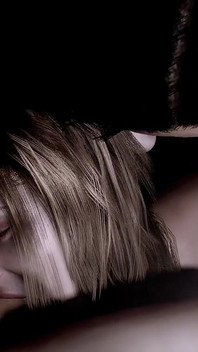 Susamış iki esmer kızla üçlü seks yapıyor