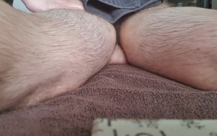 Sensual Rubs: Britse harige twink krijgt eerste erotische massage en happy end