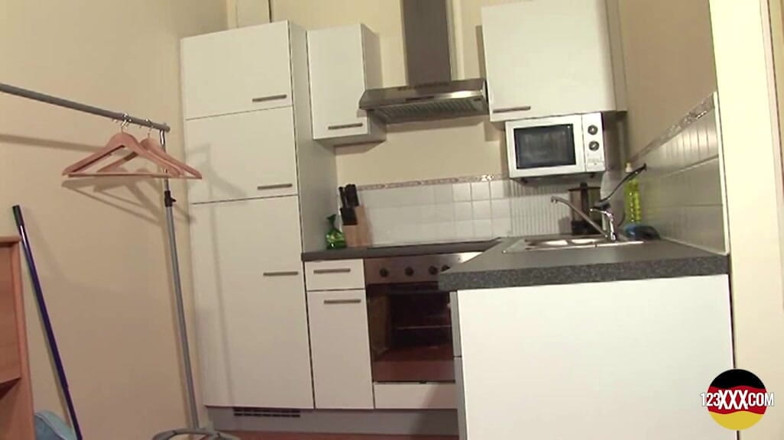 German amateur - 100% German hardcore videos: Sexy chica alemana se desnuda a su tipo y comienza...