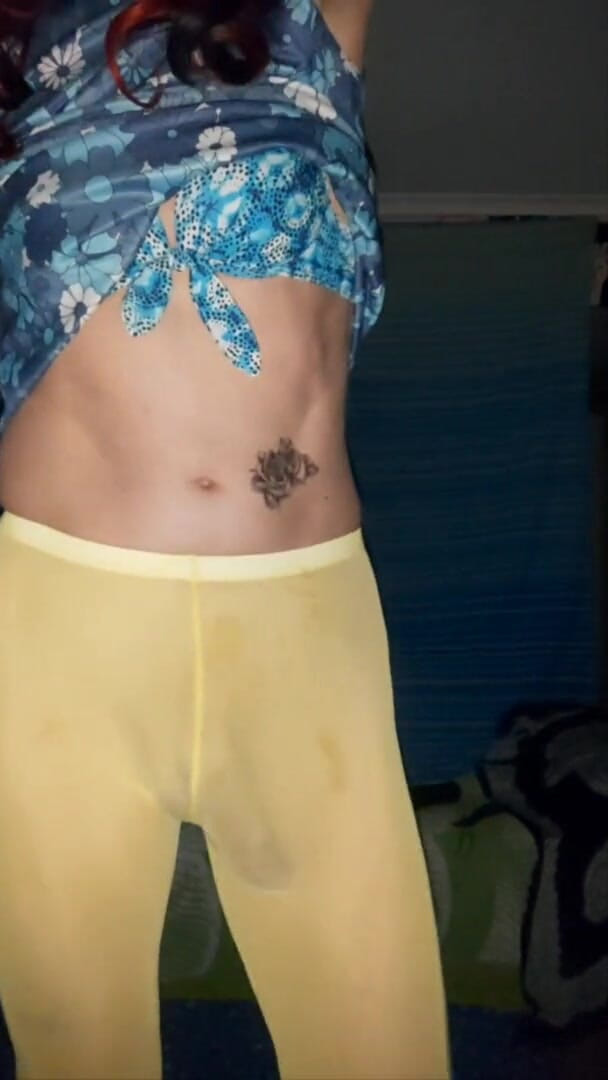Lizzaali: Parte 1. Vestido de flores azules y medias
