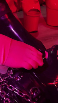 Rubber ve Ava Fetishart sapıka lateks ayakla muamele yapıyor bölüm 1