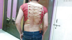 Cute & Nude Crossdresser: 性感的娘娘腔变装者femboy Sweet棒棒糖在上衣和瘦牛仔裤。