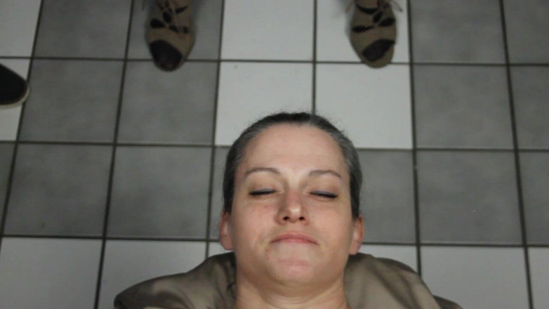 Dirty Dees: Dees sucia tomando semen en su cara