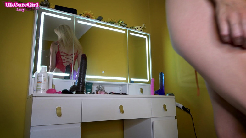 UKCuteGirl Lucy Lauren: Dewi joi si wanita dosen yang penurut ngangkang sambil ketawa...