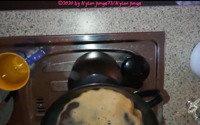 Carmen_Nylonjunge: Kopi: Kandung Kemih Penuh di Pagi Hari