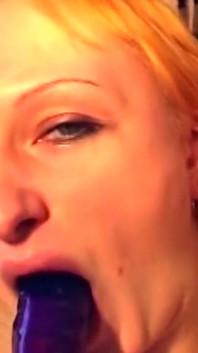 Blondes hottie dehnt feuchte muschi mit pulsierendem dildo