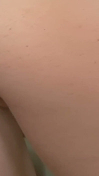 Ruda i blondynka dzielą się dużym dildo - zabawki ssanie i lizanie cipki na kanapie