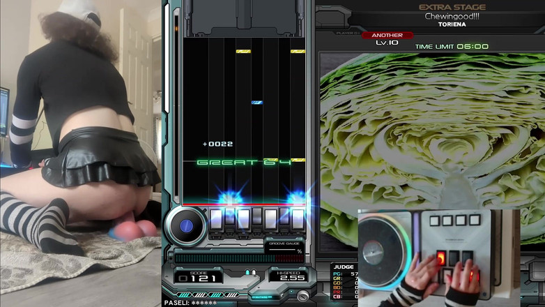 Rainbow Femboy: Femboy raine cưỡi đồ chơi trong khi chơi Beatmania Iidx