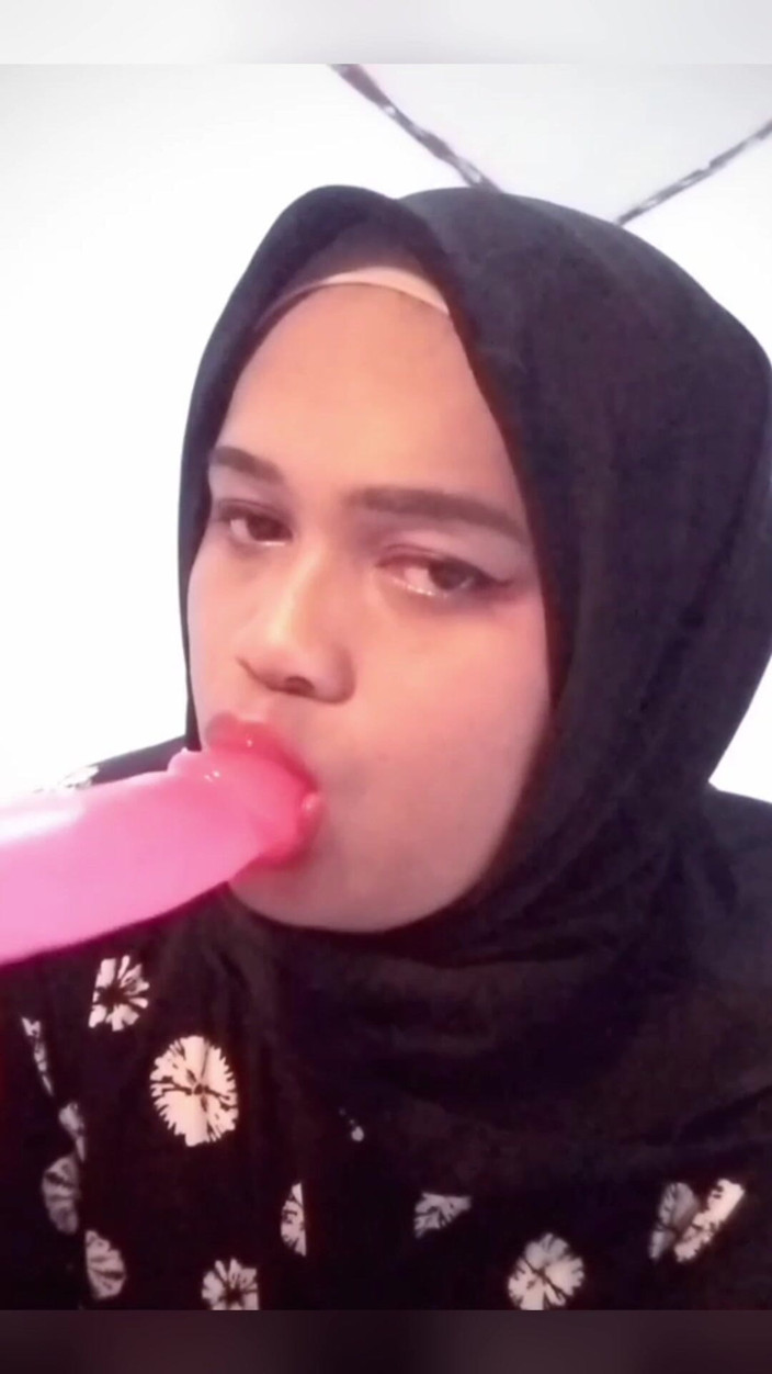 Ivvy Crossdresser: Ivvy Hijab แต่งตัวข้ามเพศ, ใส่กางเกงยีนส์ แล้วก็ช่วยตัวเอง