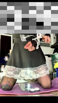 Süße transe sissy in sexy schwarzem strumpf reitet großen dildo