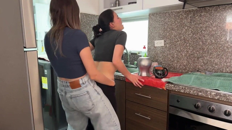scarlettandc: 撞到彼此让我们非常火热