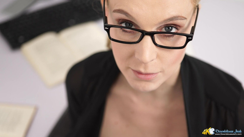 DownblouseJerk: Ariel Anderssen - provocación de pezón duro - instrucciones de paja