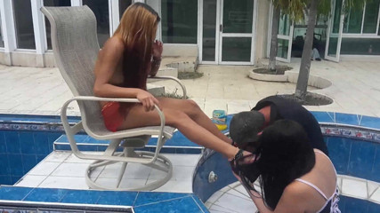 Femdom Austria: Pemujaan sepatu untuk mereka berdua