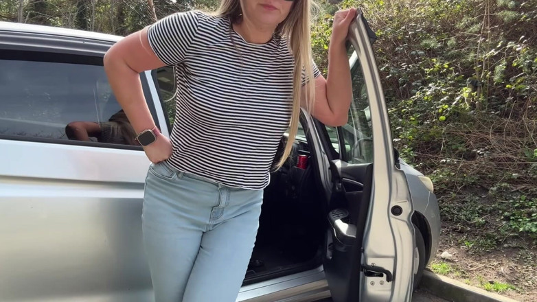 Emma Voyeur: Esperando Meu Amigo, Mas Eu Não Conseguia Segurar E Molhar...