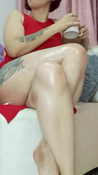 Stor, fantastisk med korslagda ben och bara fötter