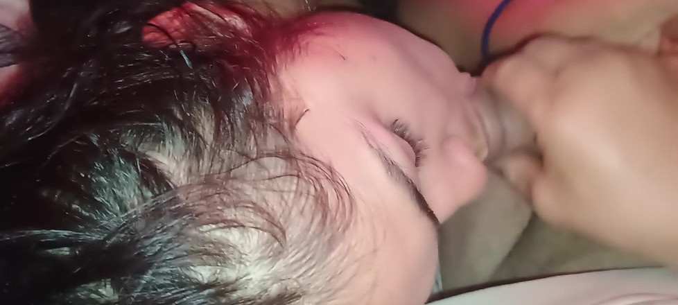 Ionut899: सौतेले पिता हर दिन मेरे मुंह में भरते हैं