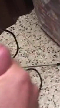 Onun yarağını emerken mastürbasyon yapıyorum ve zevkle ıslanıyorum