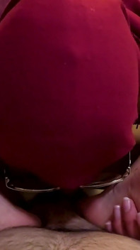 Záběr zblízka na kouření nohou Mia Niqab